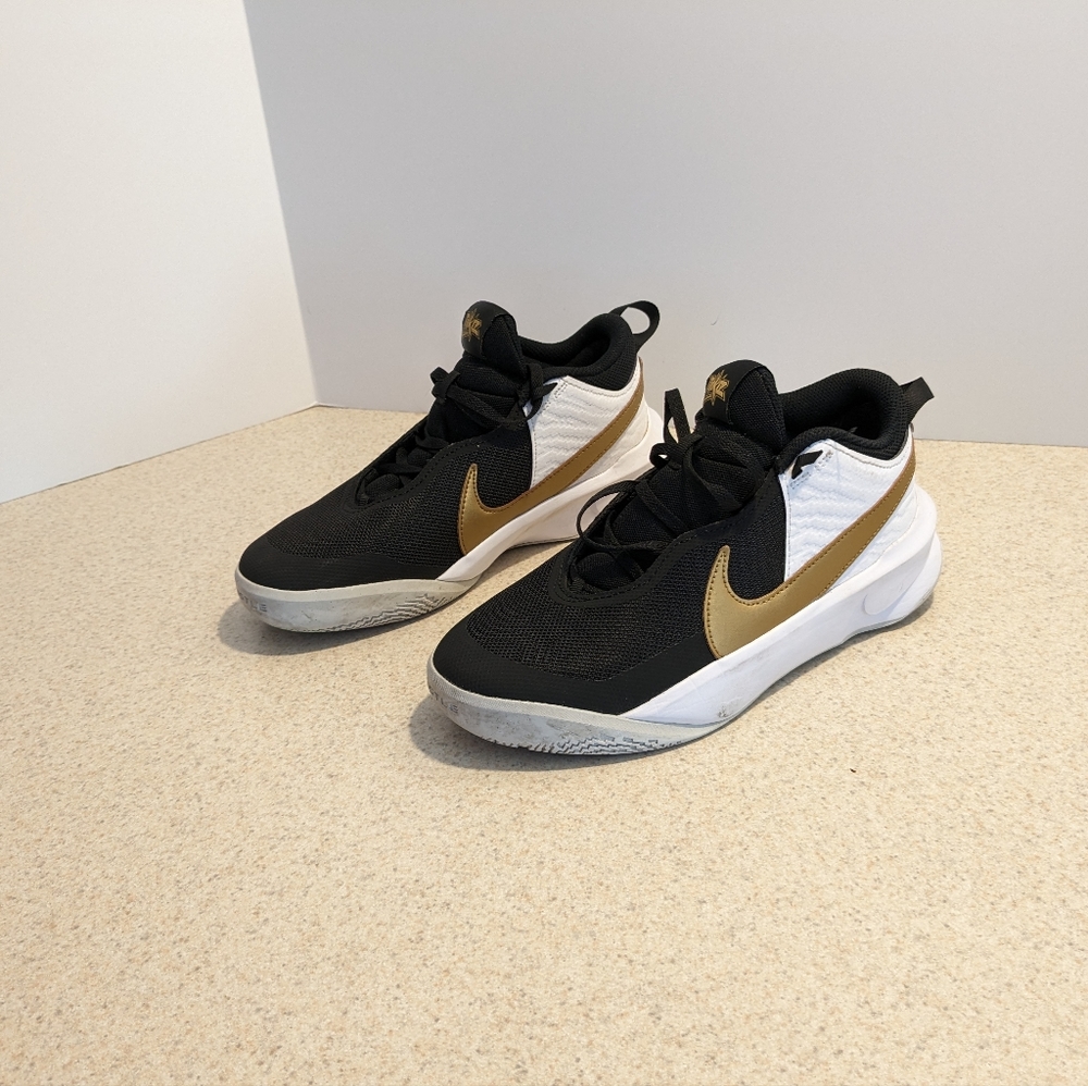 Nike Size 6y(youth medium with) HUSTLED X - SU21 basketball shoes.